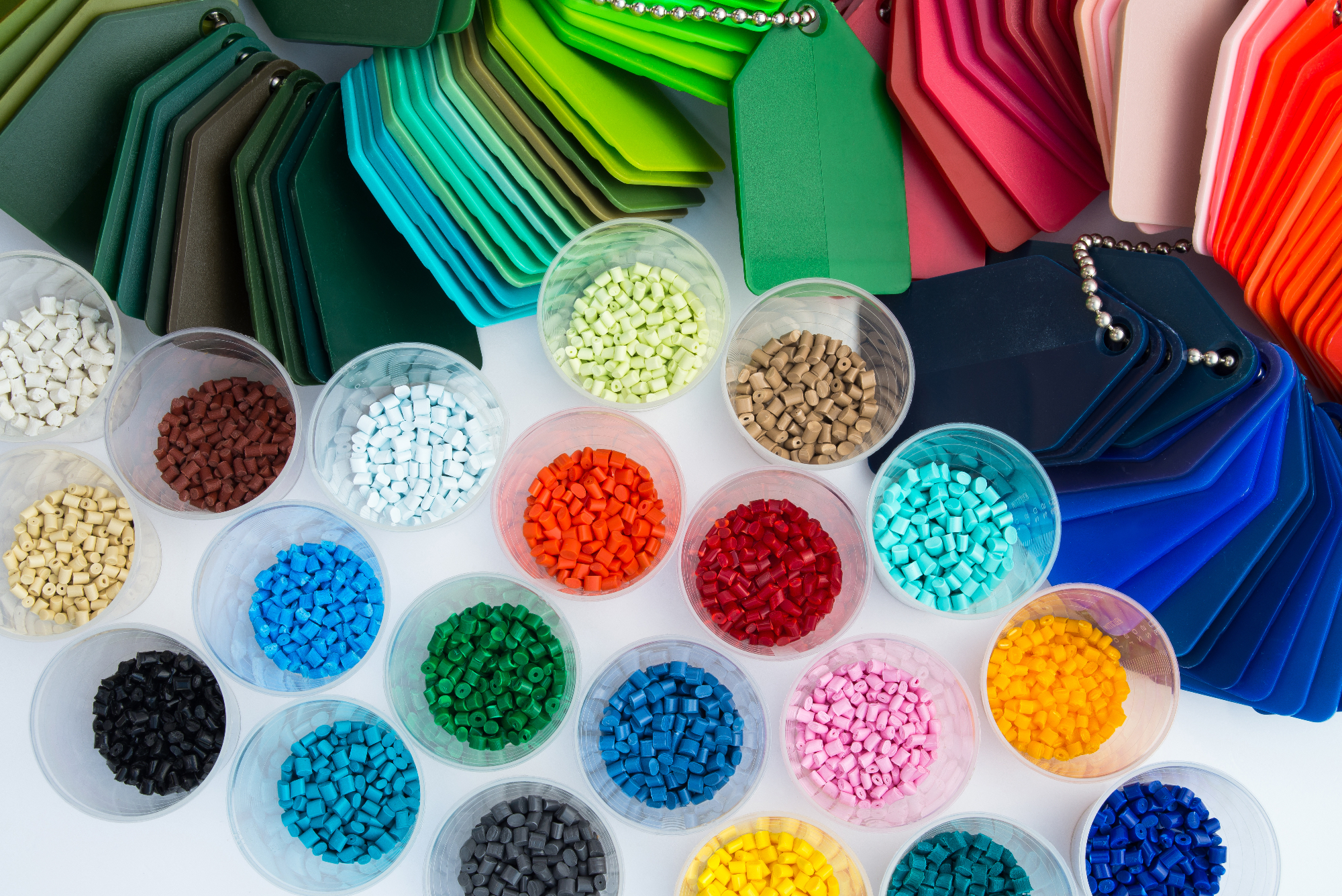 Brizganje plastike v industriji za izdelavo polizdelkov in izdelkov