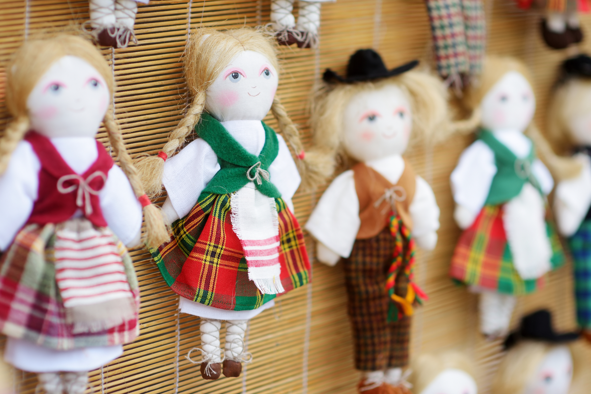 Dandanes se tudi ročno izdelane lutke lahko še vedno dobro prodajajo